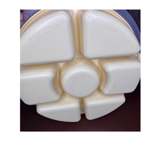 Vintage Rubbermaid Servin Saver 7 Section Container w/ Lid Almond 12” Model 0259 - Picture 5 of 13